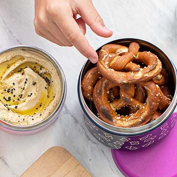 soft pretzels and dip