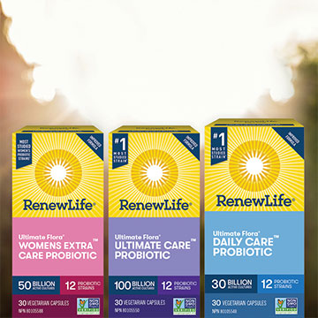 Produits Renew Life alignés avec confettis de pilules en arrière-plan