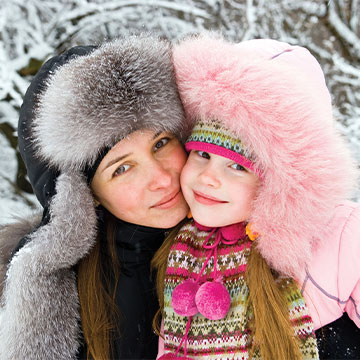 mère et fille dans la neige