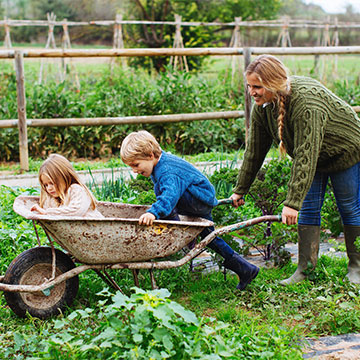 mère et enfants dans un jardin verdoyant