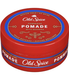 Vieille pomade aux épices avec de la cire d’abeille
