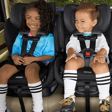 maman avec un bébé dans un siège auto