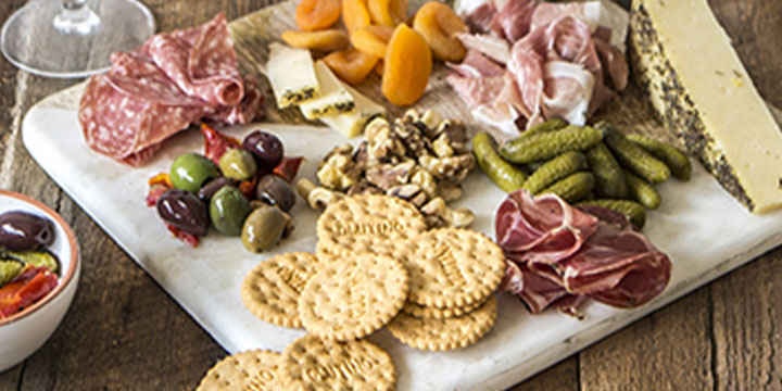 chacuterie board with Glutino crackers