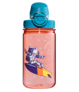 Les enfants de Nalgene à la volée soutiennent la bouteille d’astronaute orange