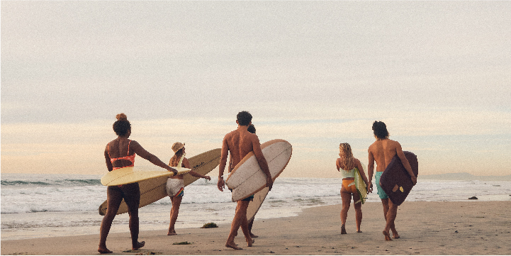 groupe de surfeurs à la plage